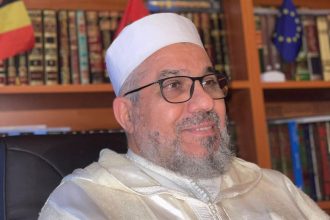 Après une expulsion controversée en 2022, l’imam Mohamed Toujgani obtient justice : ses droits sont rétablis et son retour en Belgique devient possible. Découvrez pourquoi cette décision marque un tournant pour de nombreux fidèles.